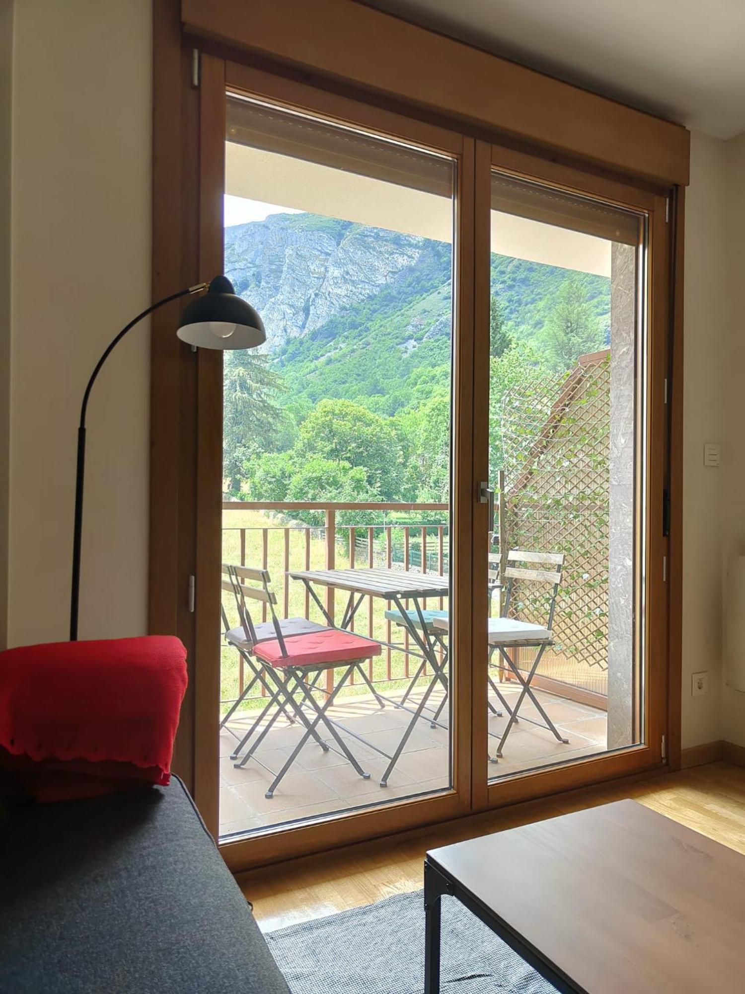 Ventana Al Paraiso Del Oso - Somiedo. Window To Bear Paradise - Somiedo *