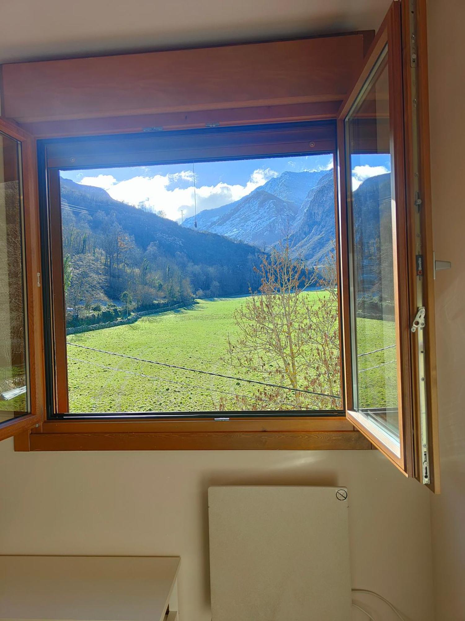 Ventana Al Paraiso Del Oso - Somiedo. Window To Bear Paradise - Somiedo
